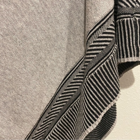 Chico’s Gray with Gray and Black print Trim Wrap. Size OS - Picture 3 of 5